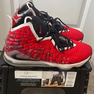 Lebron 17 sz12 red/blk Good condition